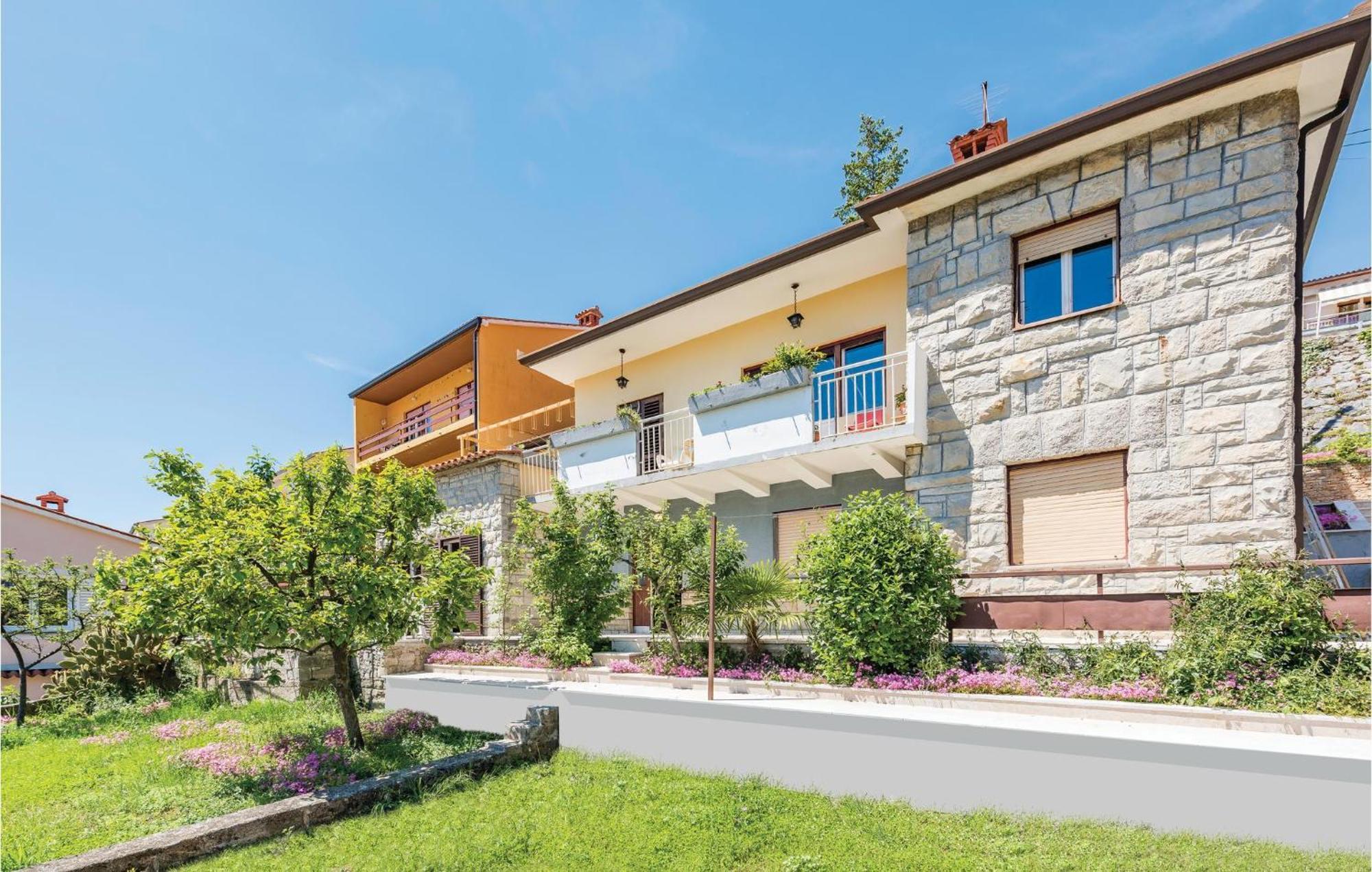 Cozy Apartment In Rabac With Kitchen Exterior foto