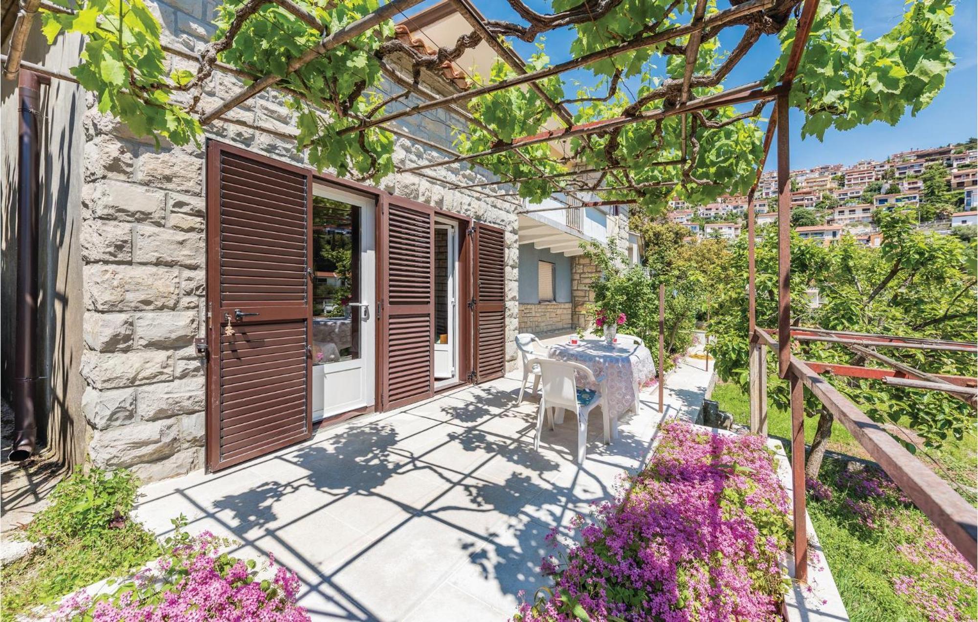 Cozy Apartment In Rabac With Kitchen Exterior foto